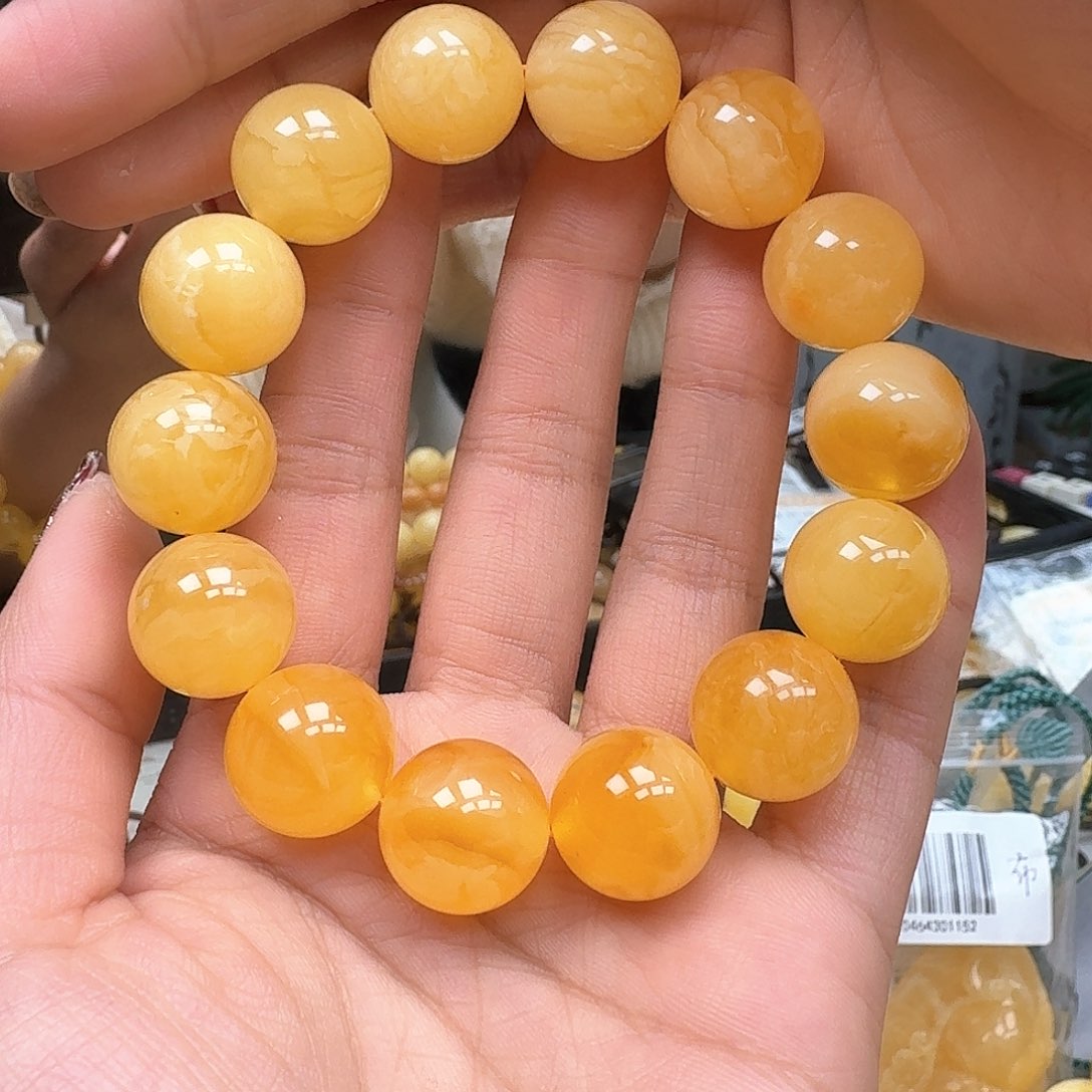 琥珀裸石未镶嵌……