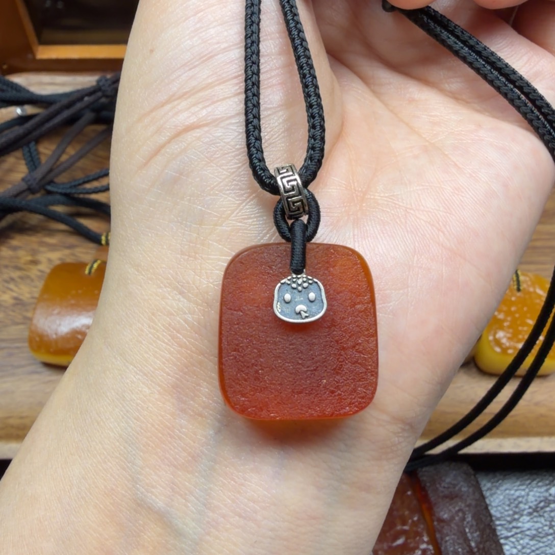 琥珀未镶嵌吊坠(赠链)