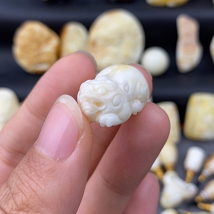 琥珀未镶嵌裸石瓷白微瑕貔貅c696