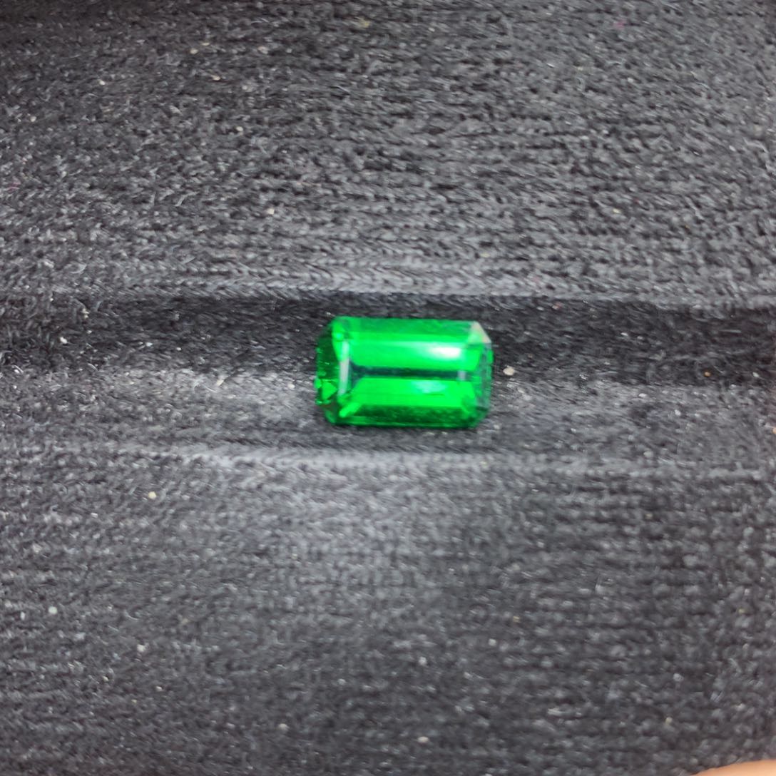 石榴石（沙弗莱）全干净明亮卡扎尼绿3.22ct未镶嵌