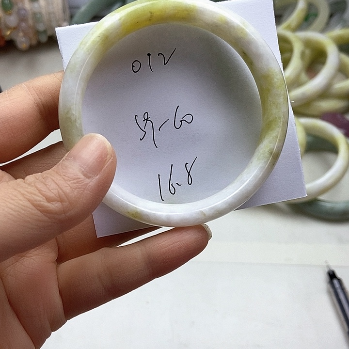 石英质玉手镯未镶嵌