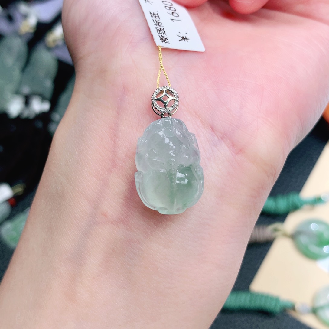 翡翠18K金镶嵌颈饰貔貅