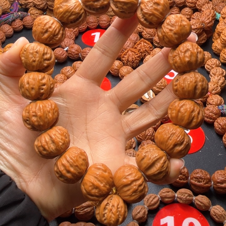 文玩核桃吊坠树王手持