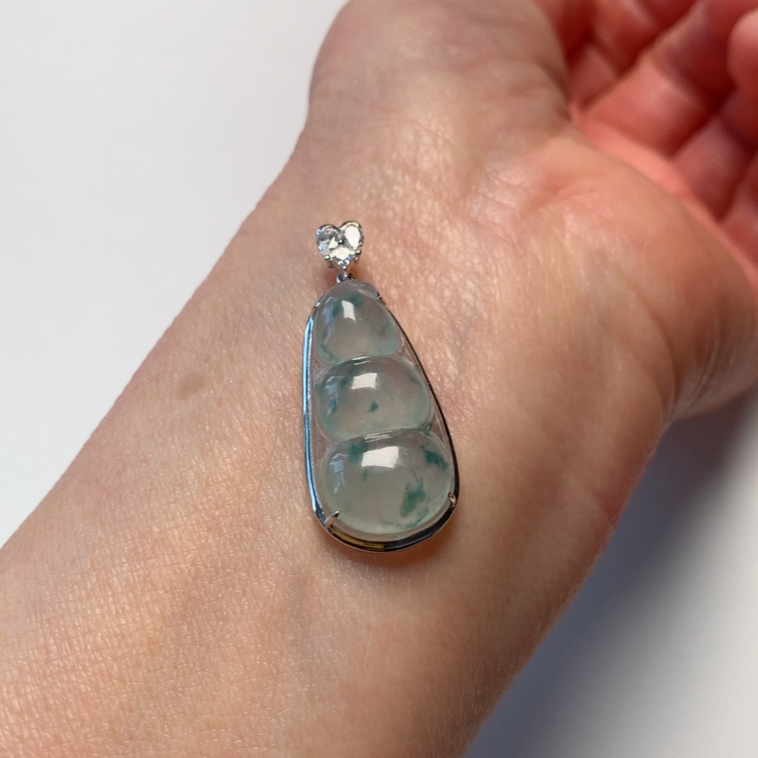 翡翠颈饰18K金镶嵌有*甜豆