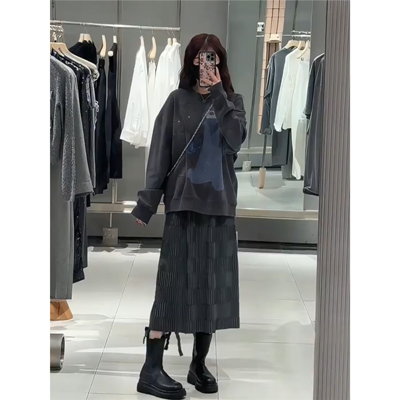 高级松弛感穿搭深灰色卫衣半身裙子休闲两件套装女装2025超火春装