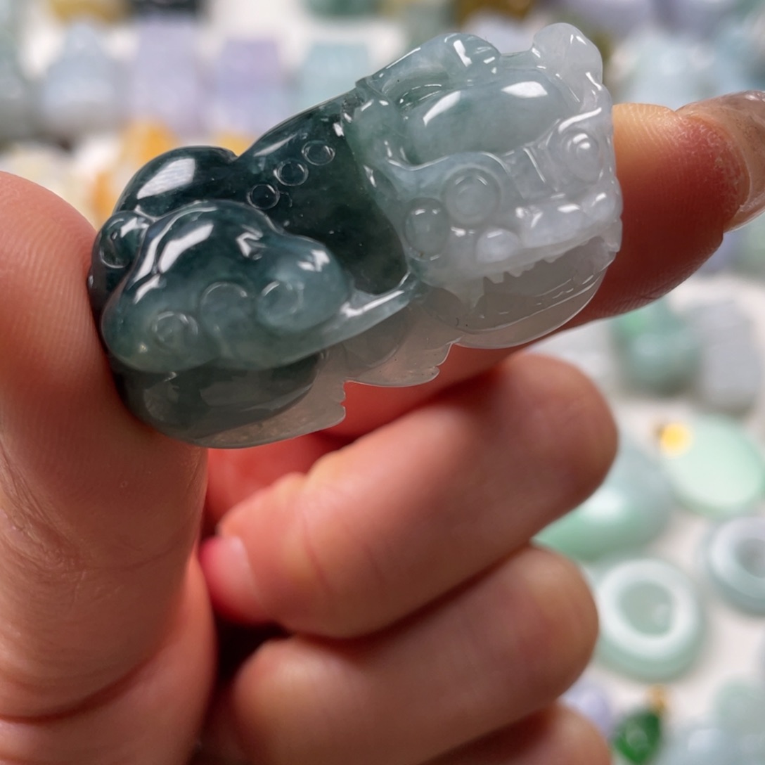 翡翠吊坠(赠链)未镶嵌