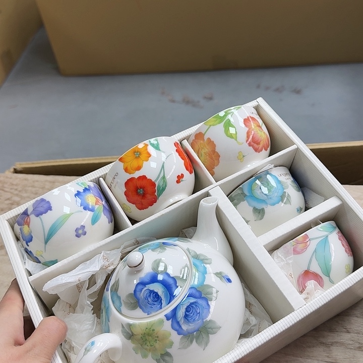 精品瓷器。              