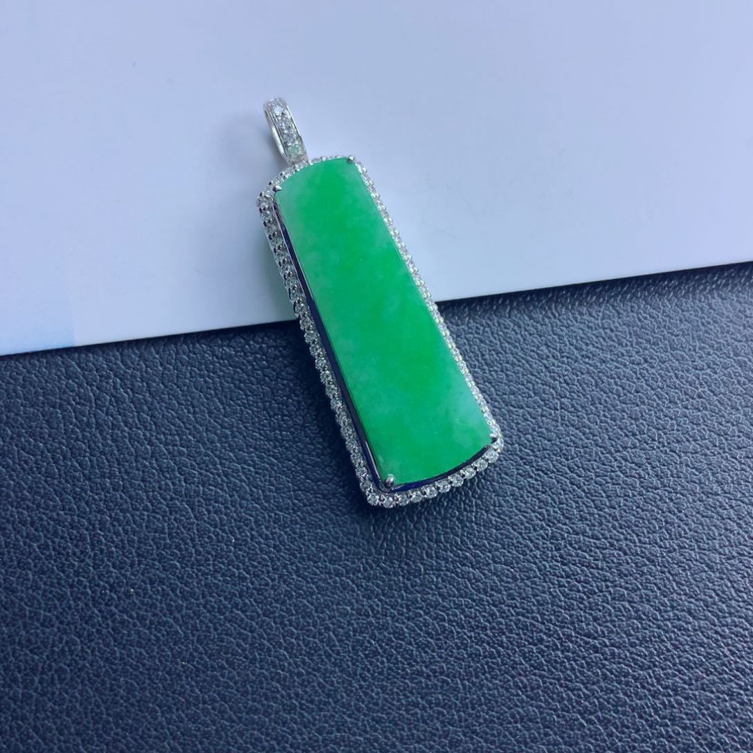 翡翠颈饰未镶嵌无事牌