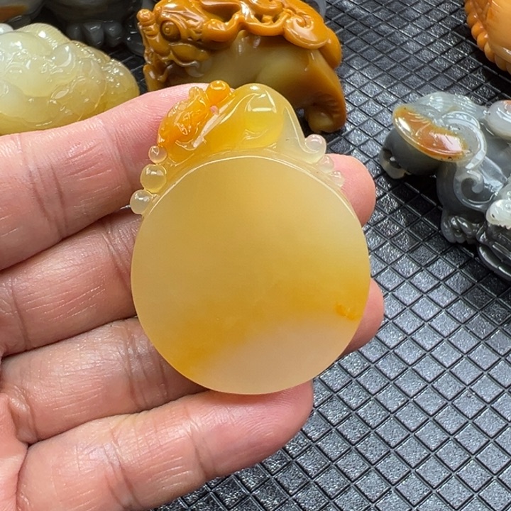 石英质玉（黄龙玉）颈饰未镶嵌