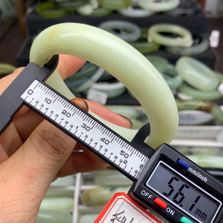 蛇纹石玉未镶嵌手镯589