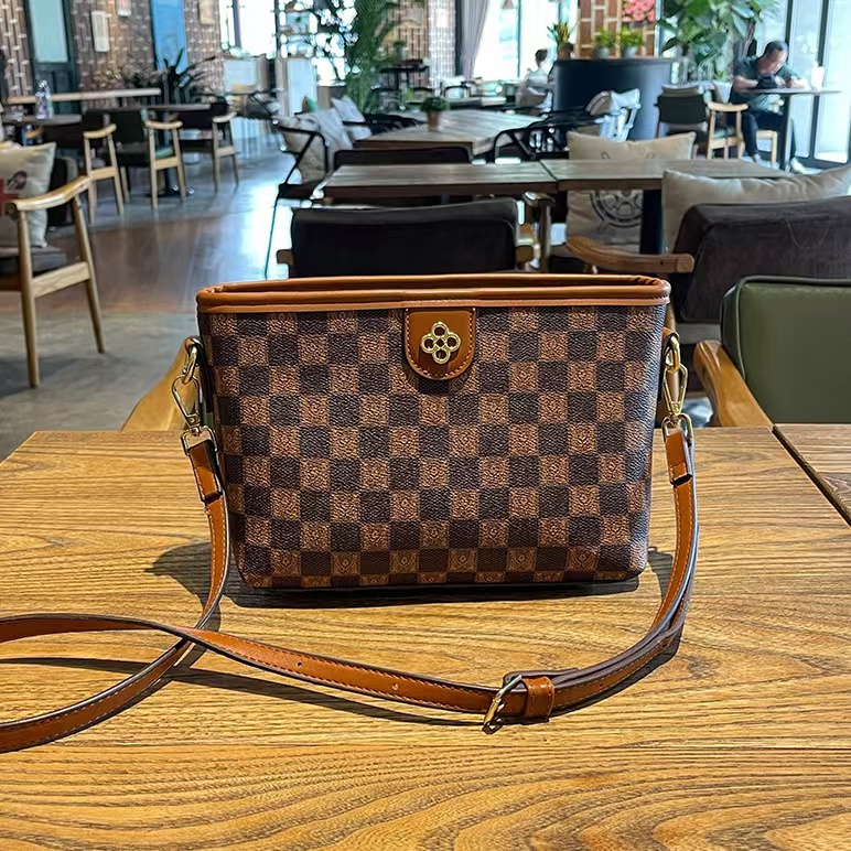 正 068 棋盘格棕 女包【长23cm高16cm厚10cm】