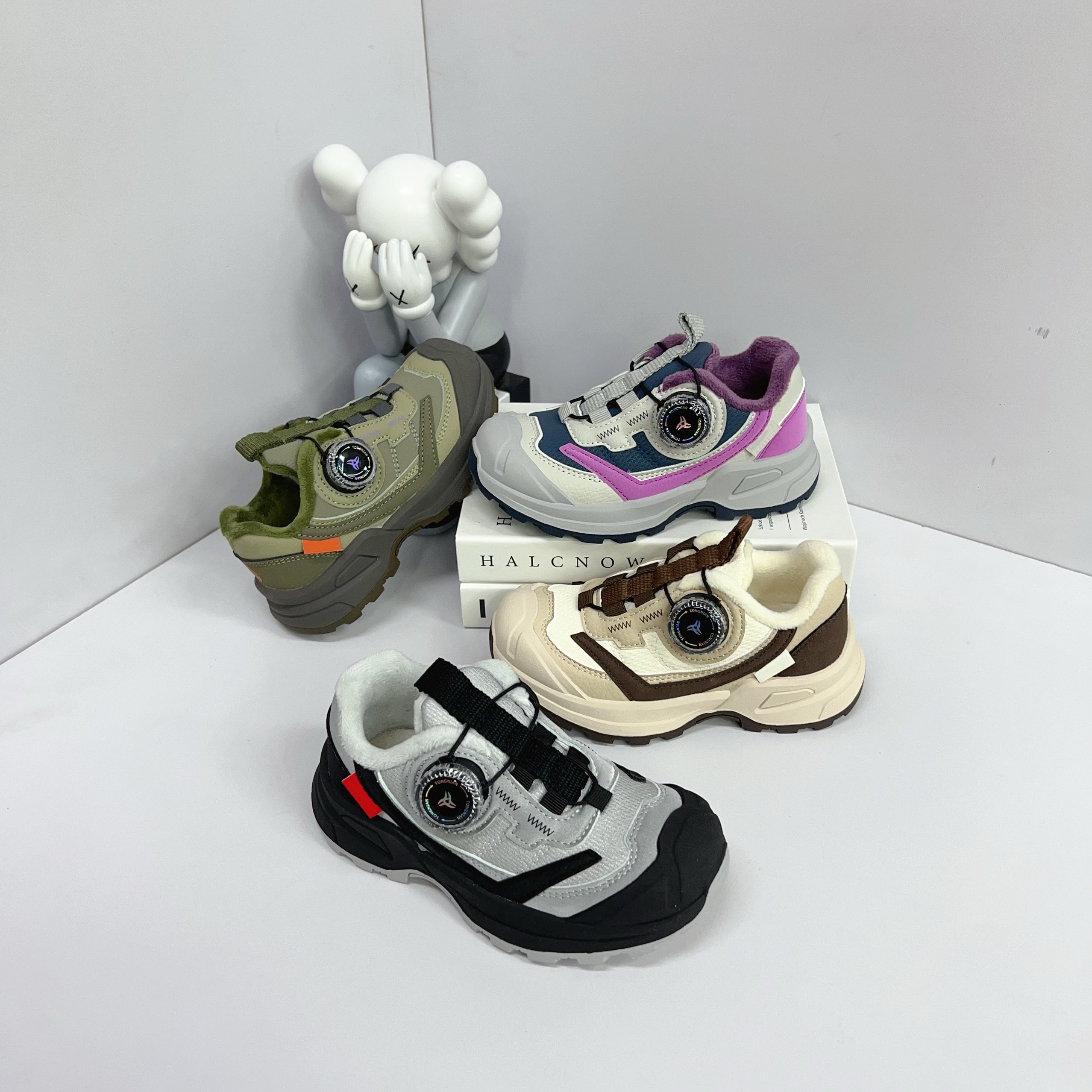 1013儿童冬季加绒二棉防滑运动鞋旋转纽扣儿童保暖舒适