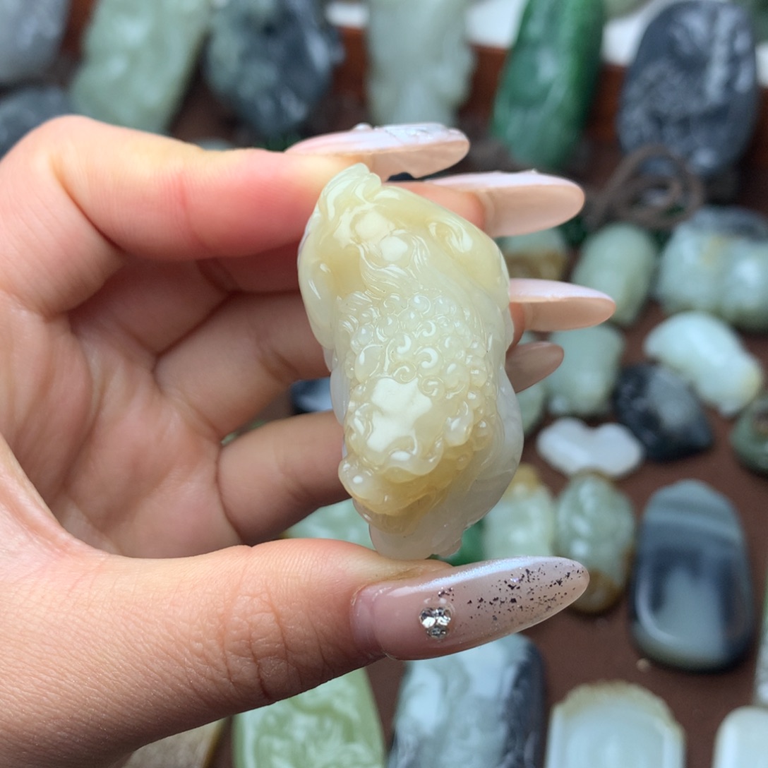 和田玉挂件未镶嵌红*