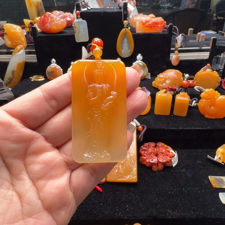 未镶嵌石英质玉（黄龙玉）颈饰