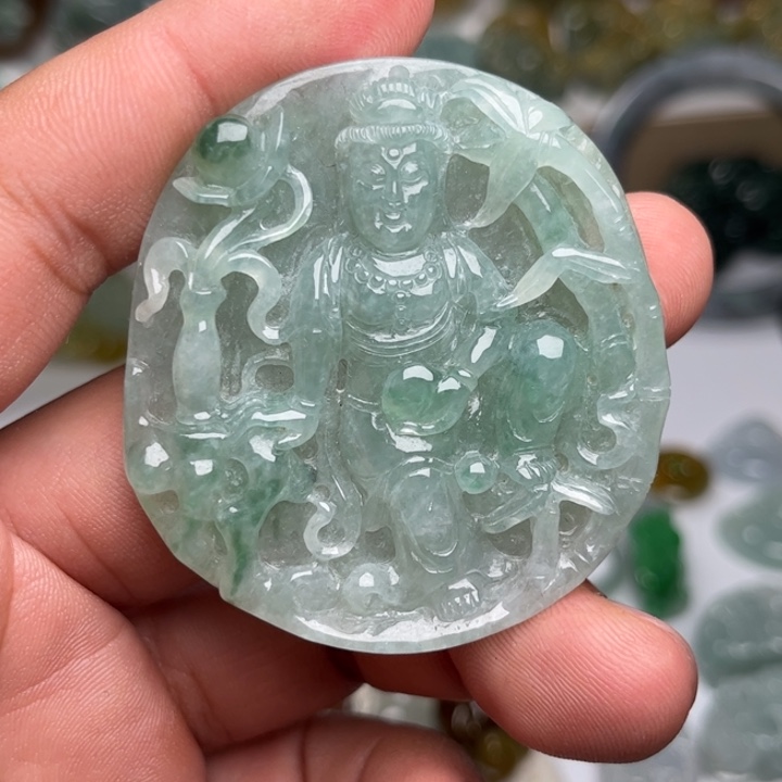 欣***理翡翠未镶嵌颈饰观音