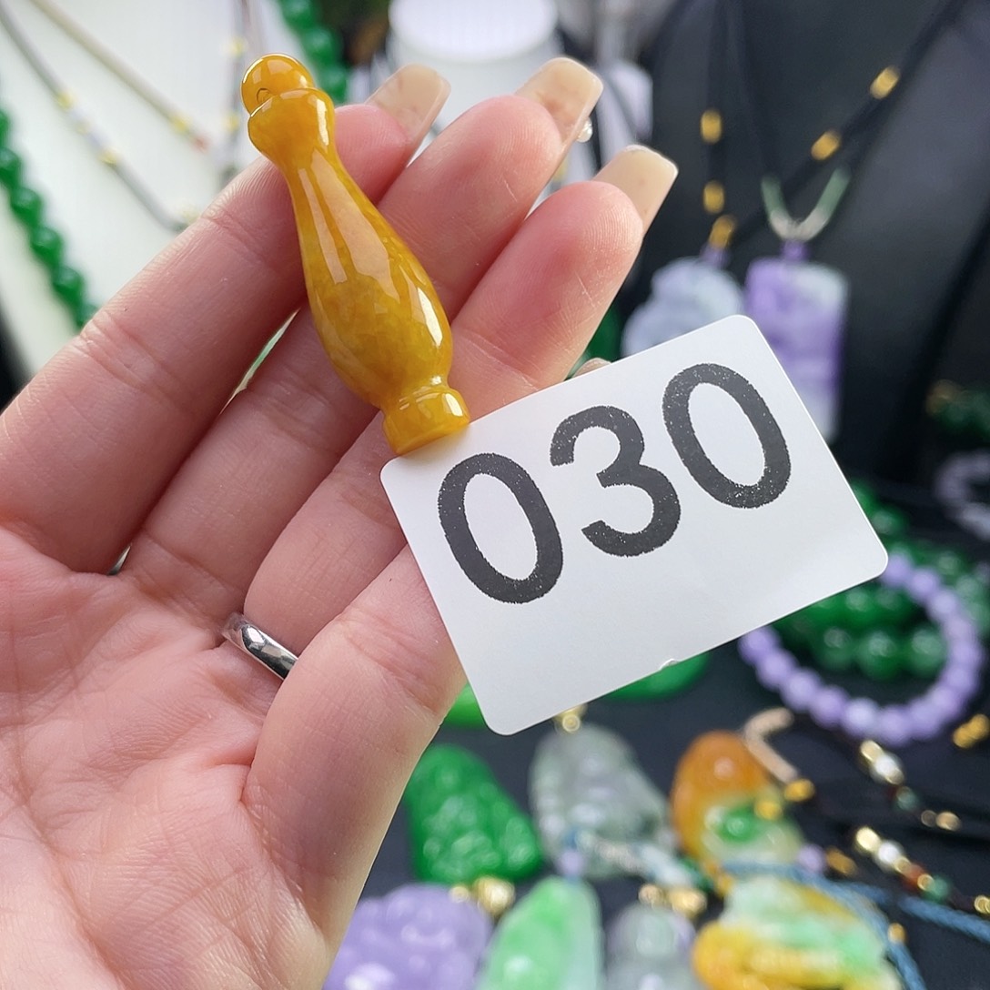 翡翠未镶嵌吊坠(赠链)