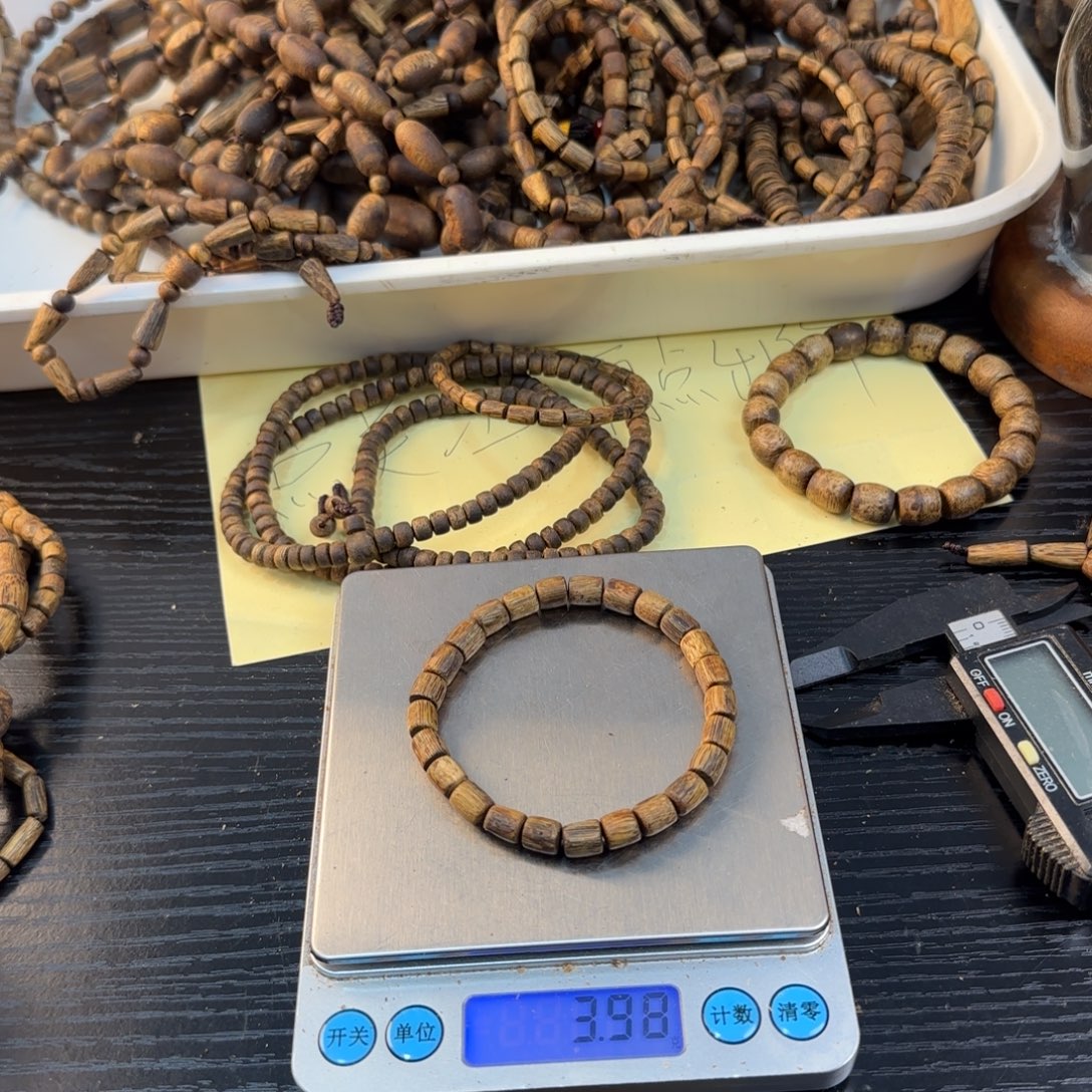 线香奇楠虫漏3.98克白棋手串