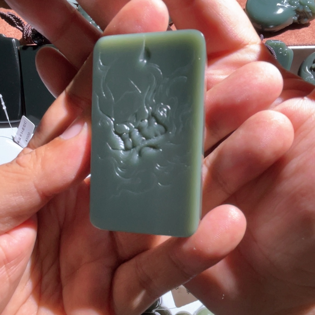 跳***虎和田玉未镶嵌颈饰