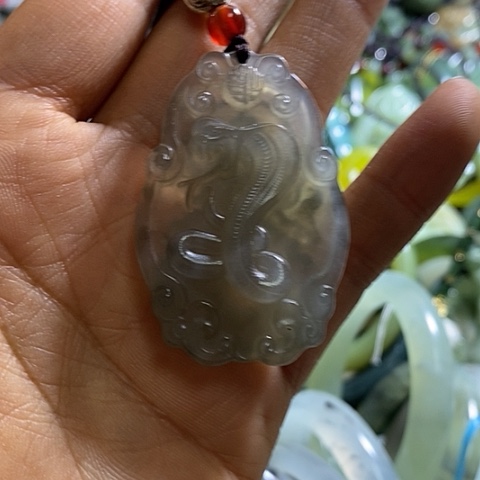 岫玉颈饰未镶嵌蛇