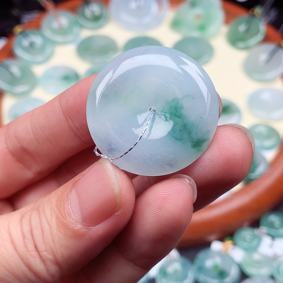 翡翠颈饰未镶嵌平安扣