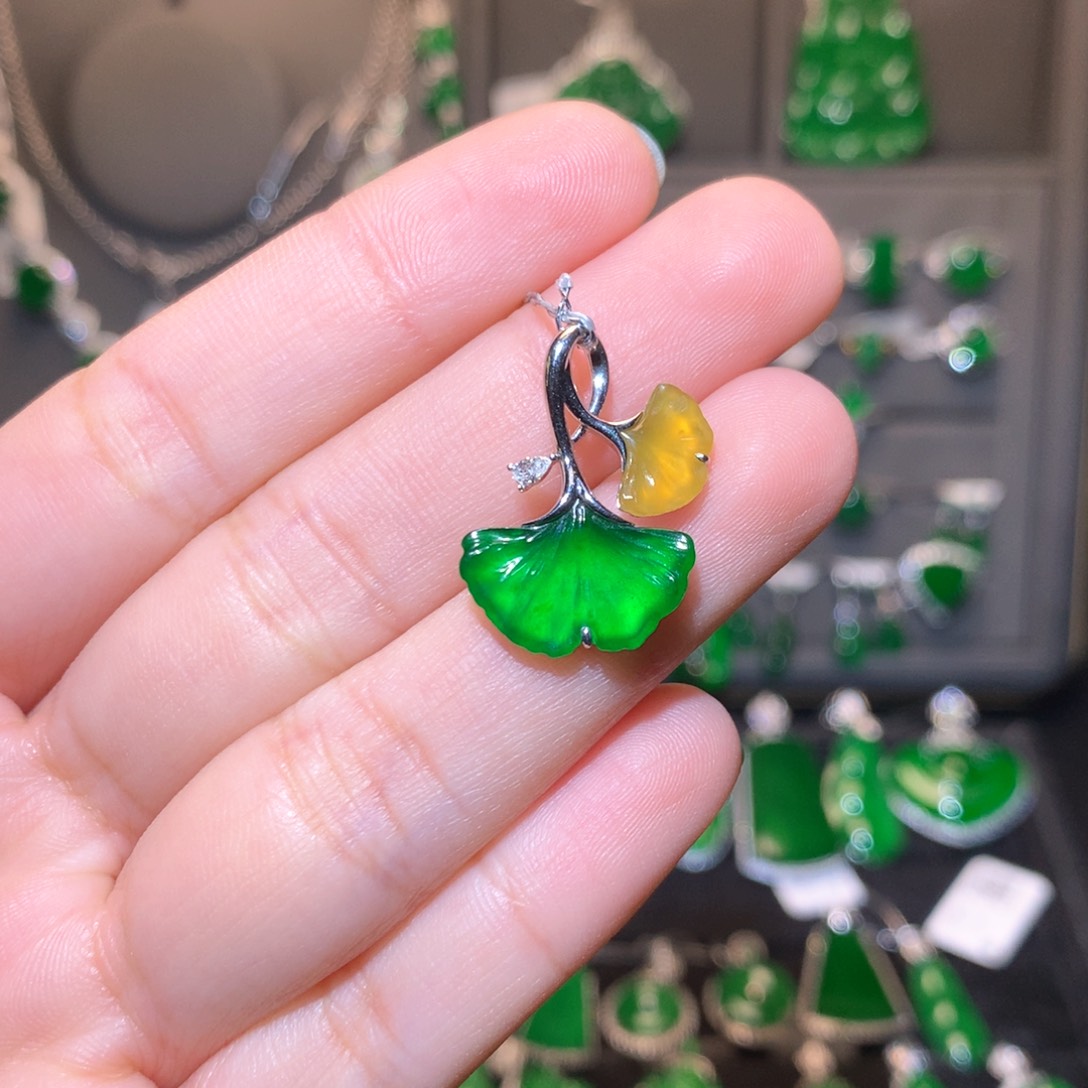 翡翠颈饰18K金镶嵌银杏叶