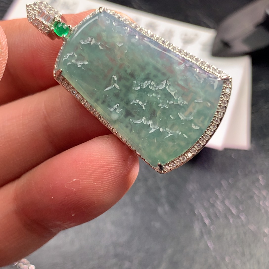 翡翠未镶嵌颈饰山水