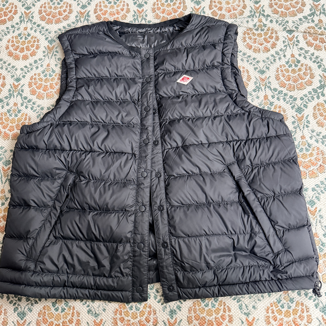 秋原瞳-圆领小标排骨马甲轻薄保暖秋冬冬季时尚纯色百搭羽绒服