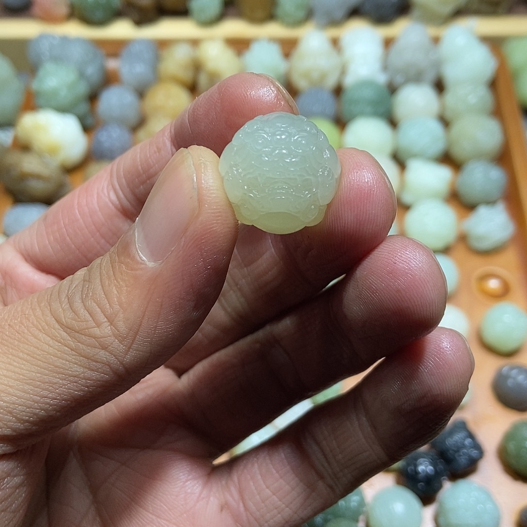 面***屿和田玉未镶嵌颈饰定制