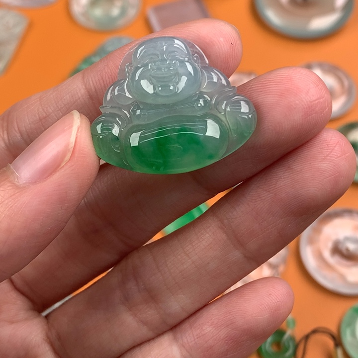 翡翠挂件未镶嵌…