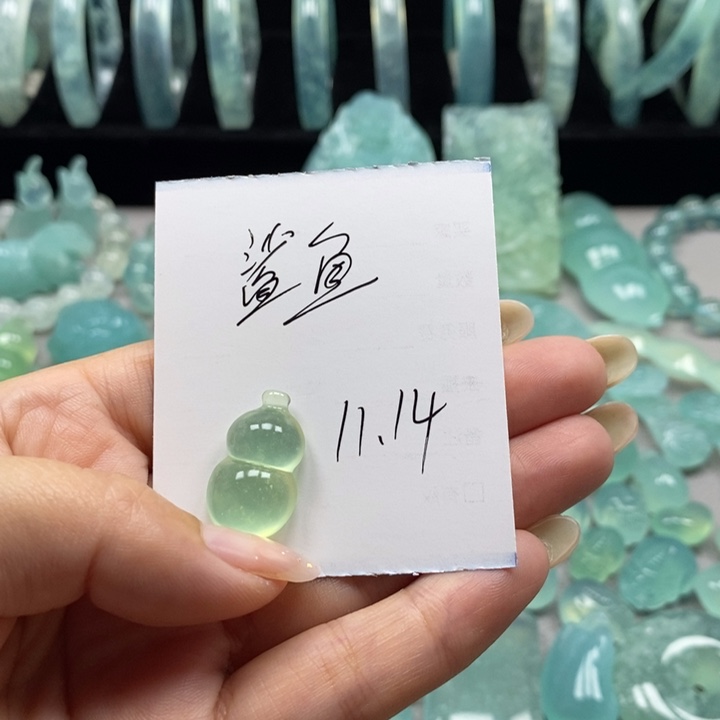 未镶嵌蛇纹石玉手镯鲨**椒