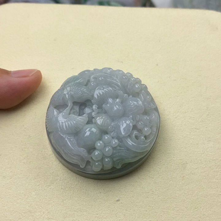 翡翠未镶嵌颈饰喜上眉梢