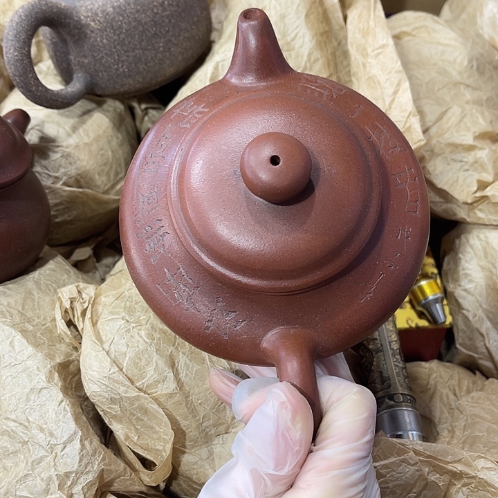 茶壶紫砂矿泥料，手工制作的一把紫砂壶。