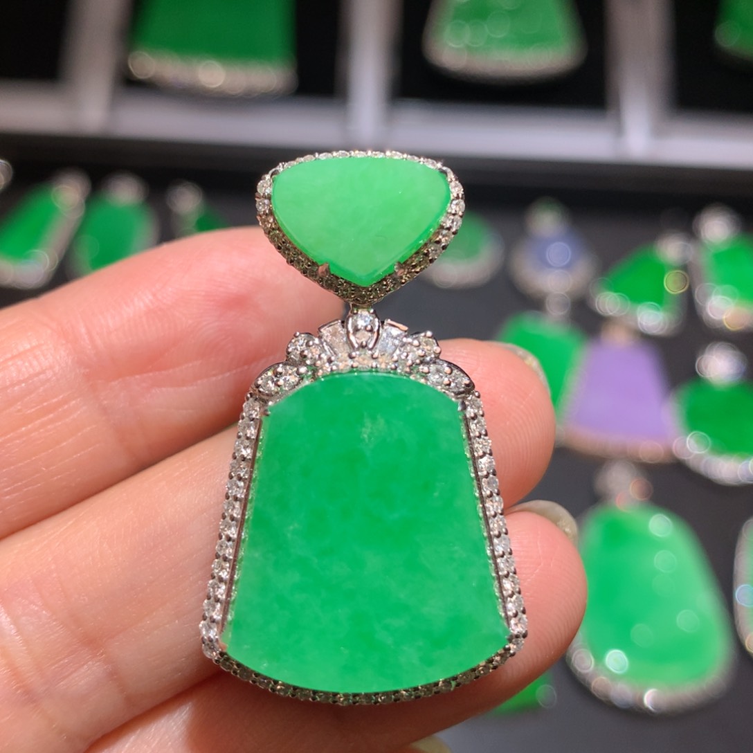 翡翠颈饰18K金镶嵌翡翠