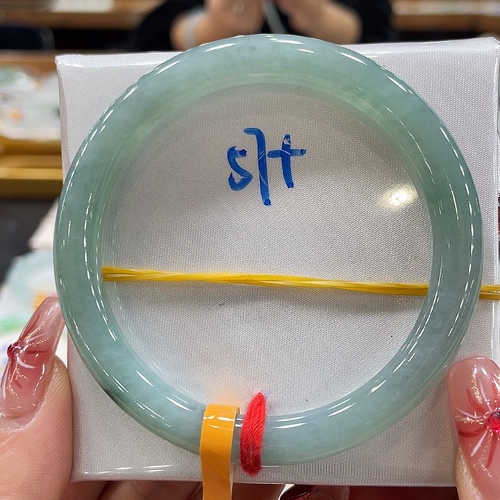 翡翠手镯未镶嵌翡翠手镯