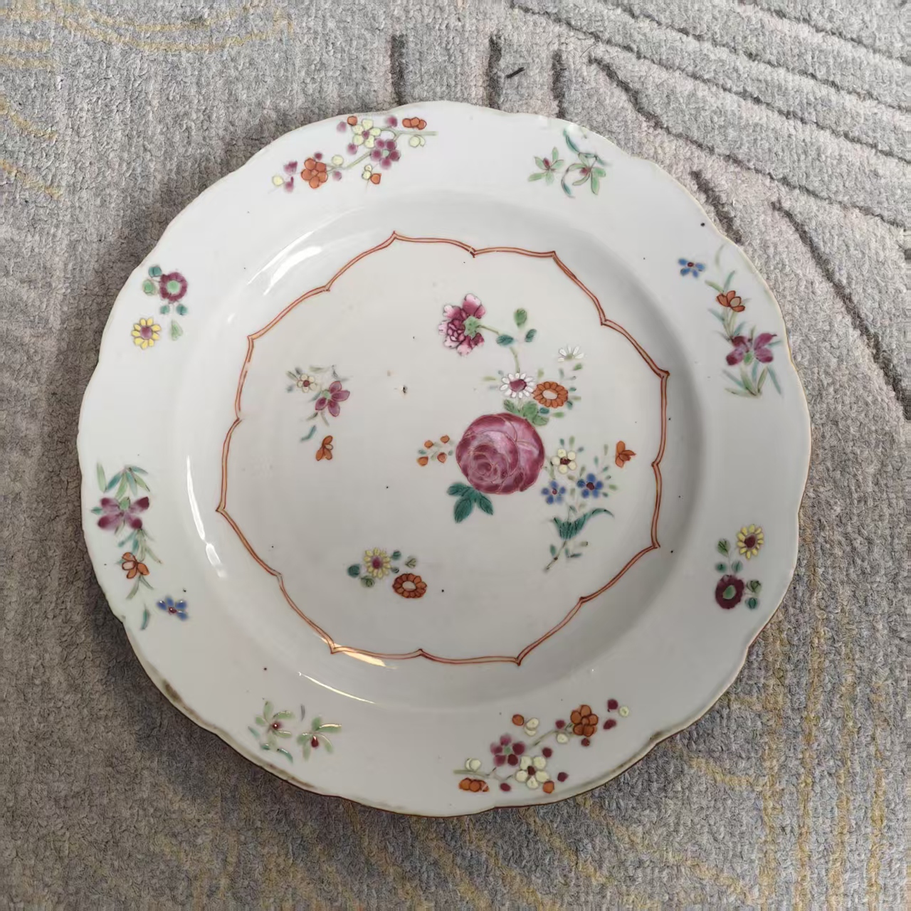 A1354清代乾隆粉彩花卉纹花口盘