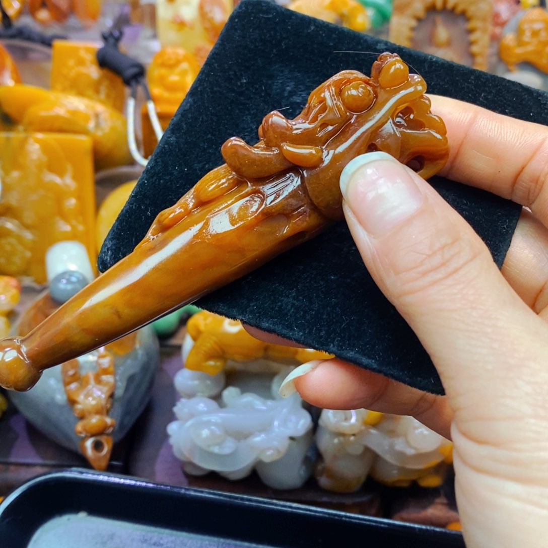 未镶嵌石英质玉（黄龙玉）颈饰