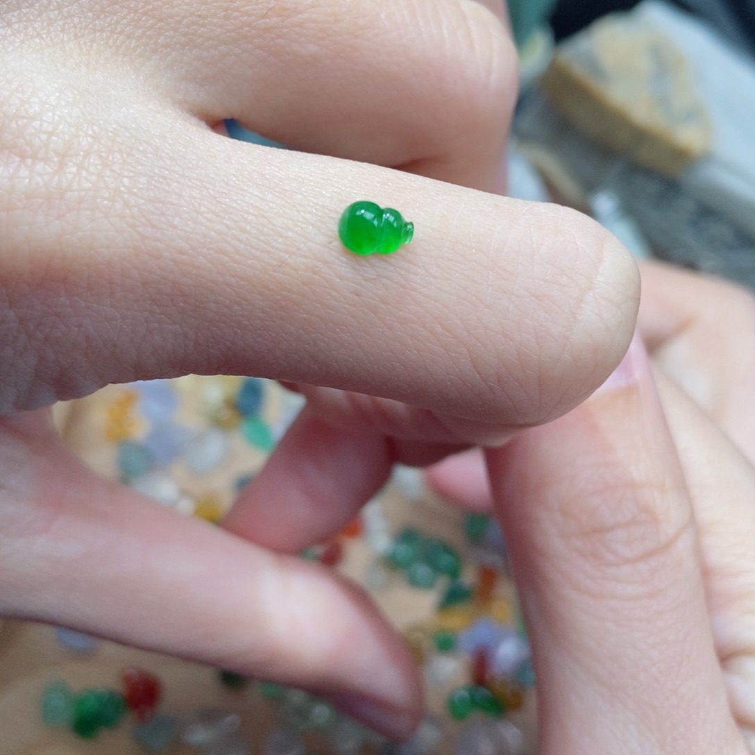 翡翠颈饰未镶嵌赵***?翡翠