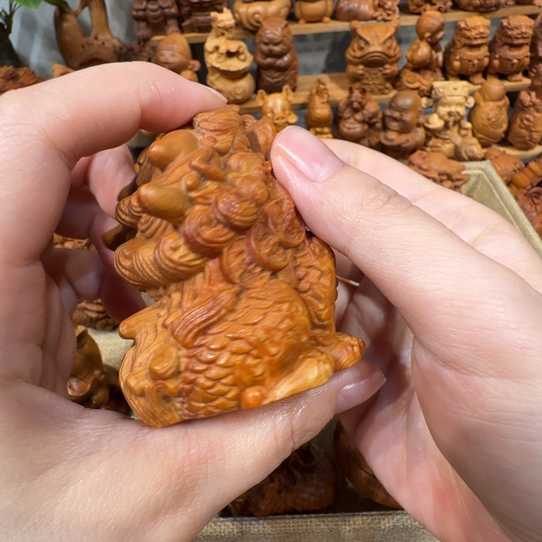 崖柏手把件精选款麒麟