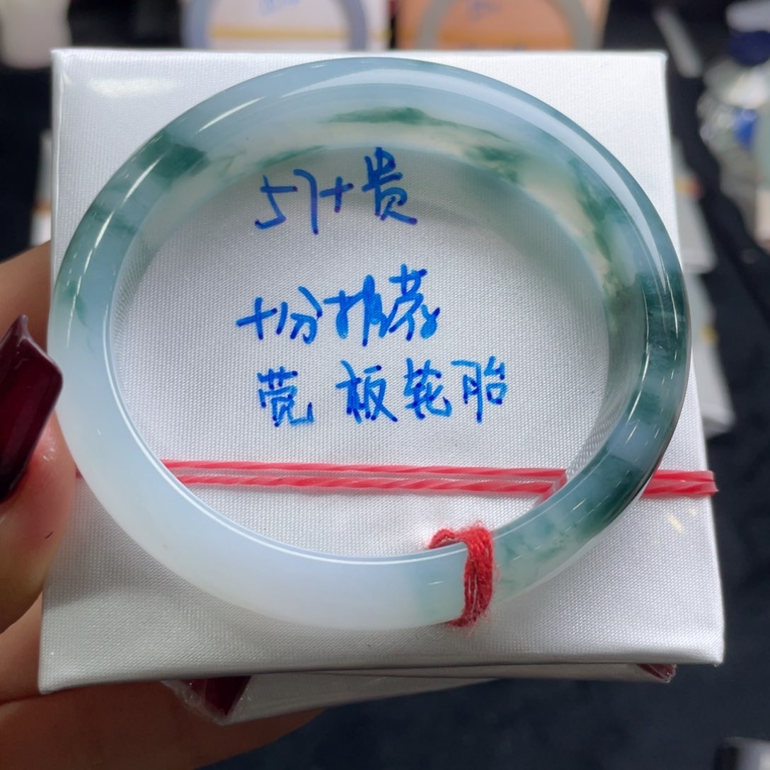 翡翠手镯未镶嵌翡翠手镯