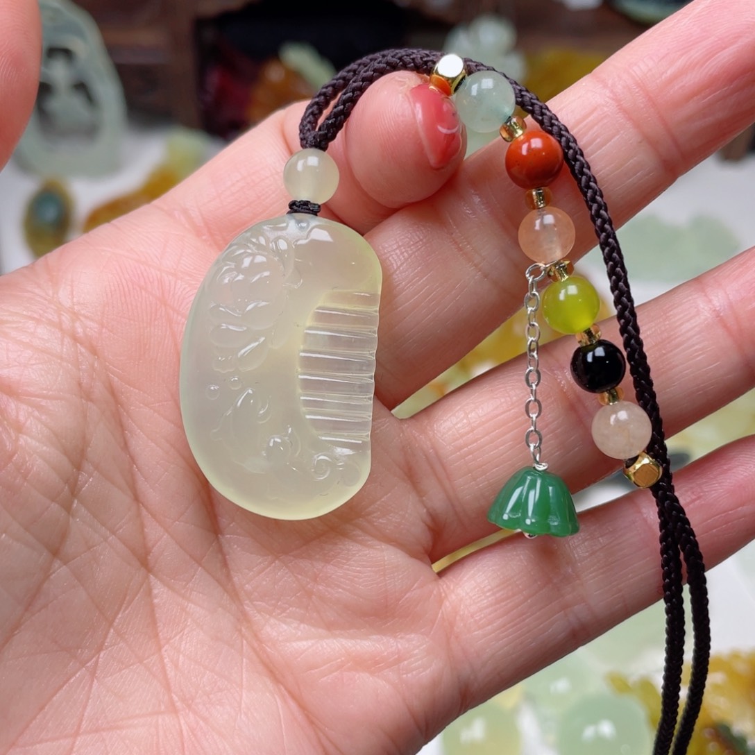 蛇纹石玉颈饰未镶嵌