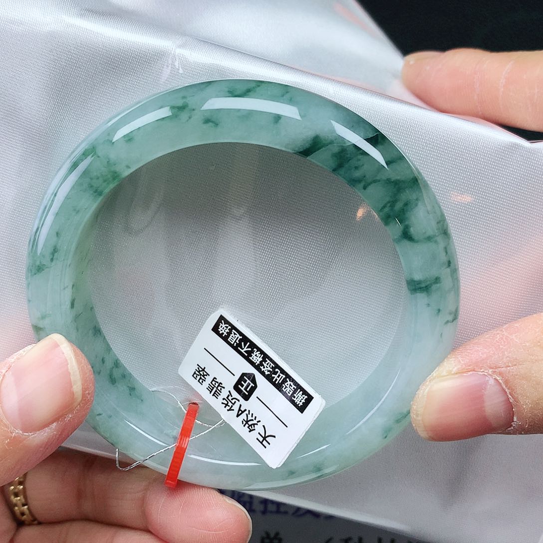 翡翠手镯未镶嵌54圈