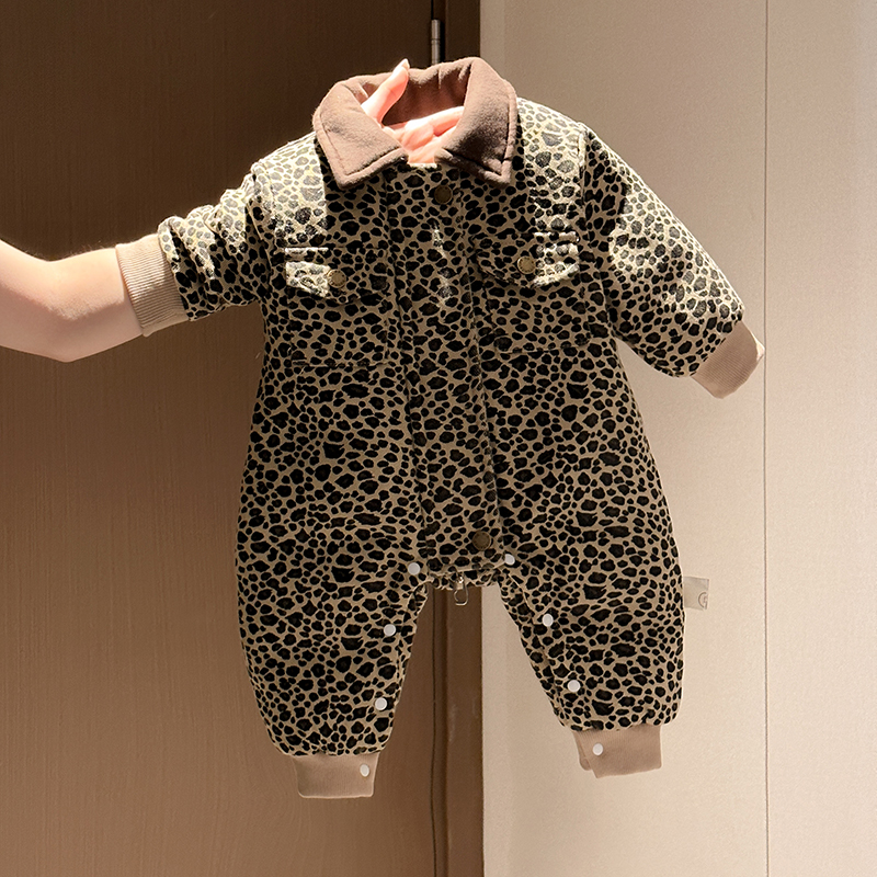0-3岁男孩冬季豹纹加厚连体衣秋冬季保暖爬服休闲新生儿外出抱衣