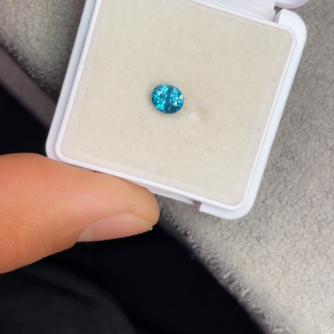 锆石裸石未镶嵌1.46Ct。