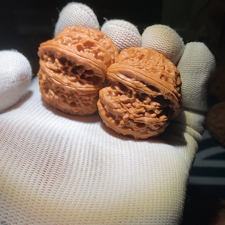 文玩核桃吊坠白狮子球白