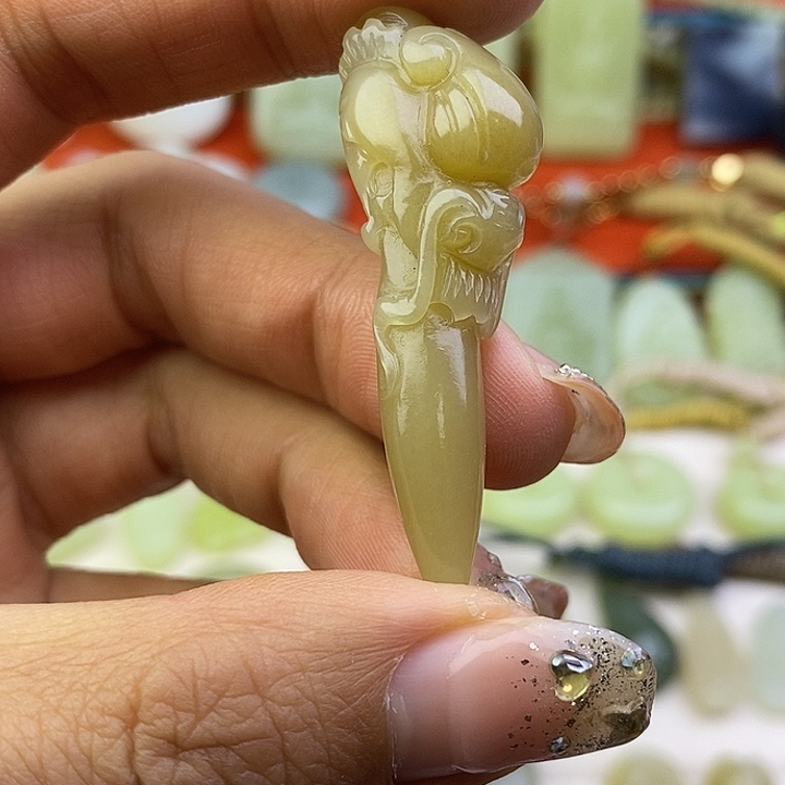 和田玉未镶嵌颈饰龙牙吊坠