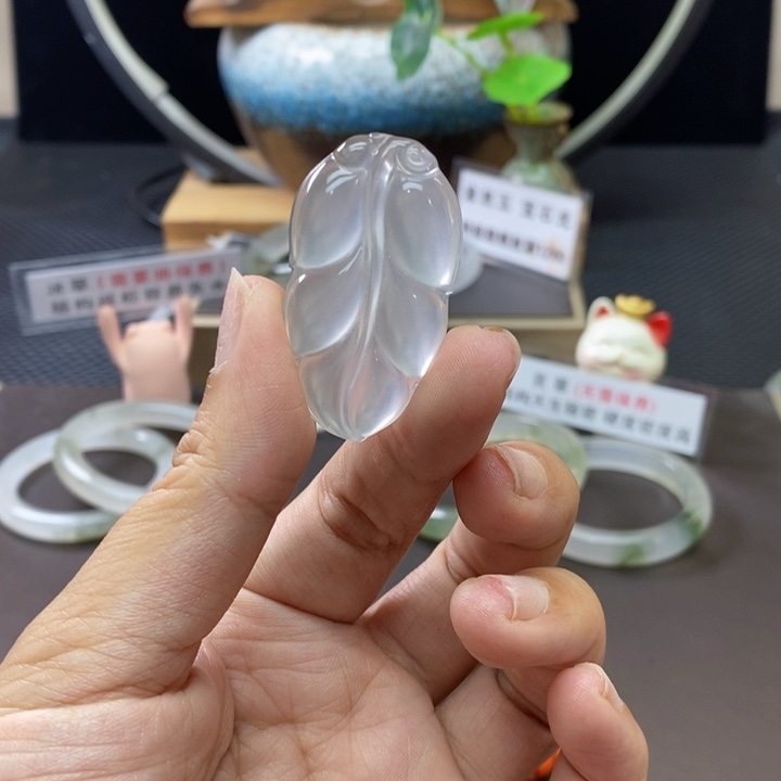 石英质玉（金丝玉）未镶嵌颈饰