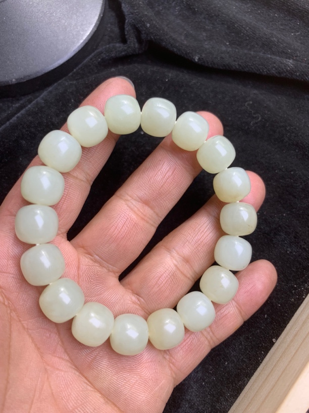 新疆和田玉且末黄白老料老型珠手链