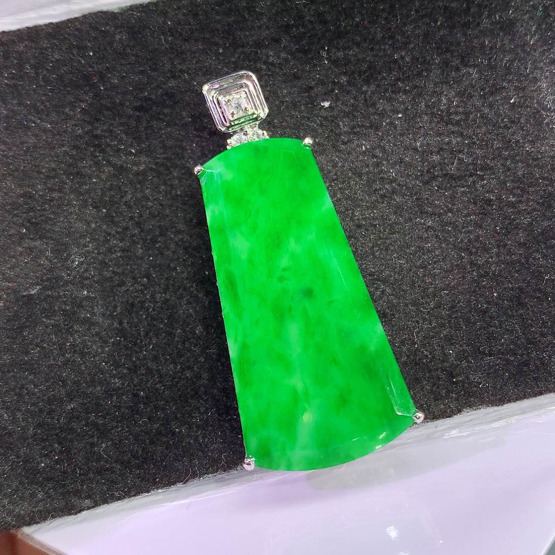 翡翠18K金镶嵌吊坠(赠链)