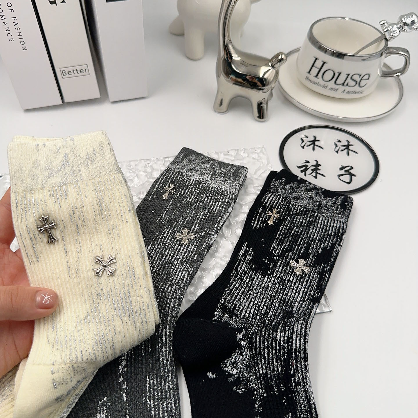 欧货涂鸦字母袜子女2025新款爆款秋季新款泼墨脏脏袜网红款中筒袜