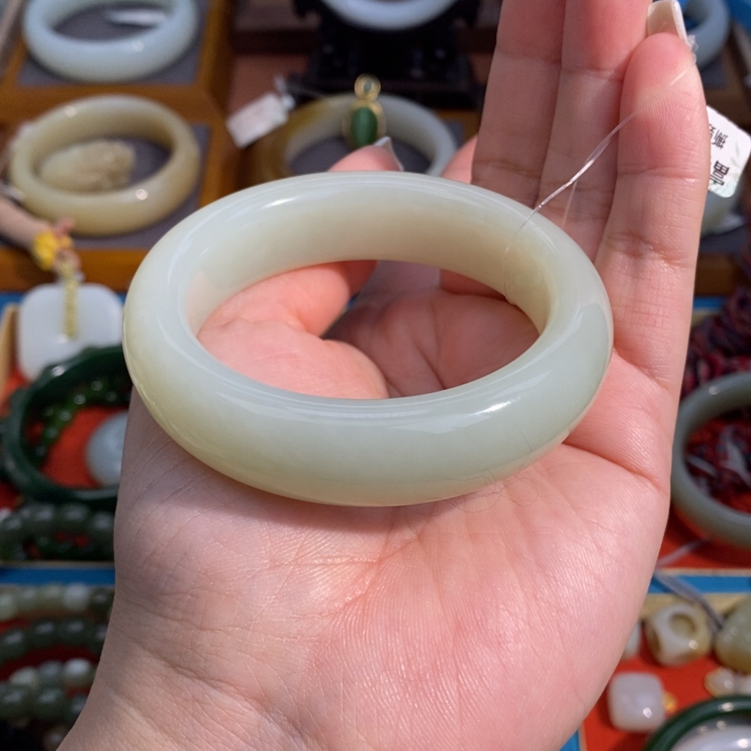 和田玉未镶嵌手镯